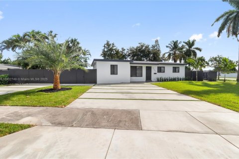 Casa en alquiler en Miami Gardens, Florida, 3 dormitorios, 101.54 m2 № 1954347 - foto 1