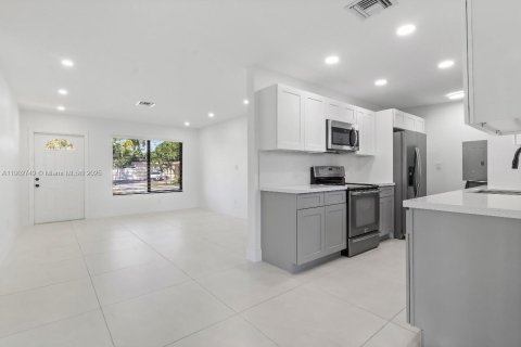Casa en alquiler en Miami Gardens, Florida, 3 dormitorios, 101.54 m2 № 1954347 - foto 5