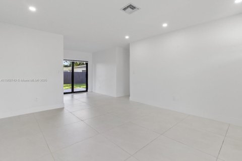 Casa en alquiler en Miami Gardens, Florida, 3 dormitorios, 101.54 m2 № 1954347 - foto 4