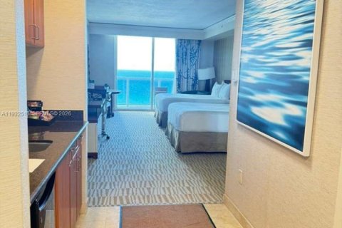Condo in Sunny Isles Beach, Florida № 2088677 - photo 18