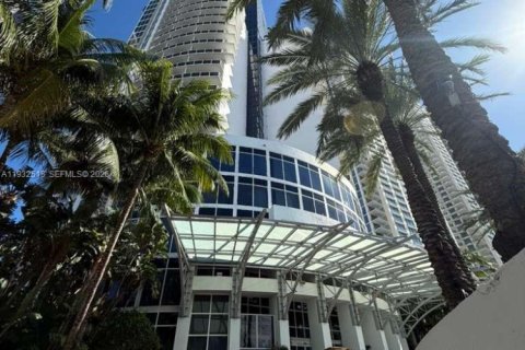 Condo in Sunny Isles Beach, Florida № 2088677 - photo 2