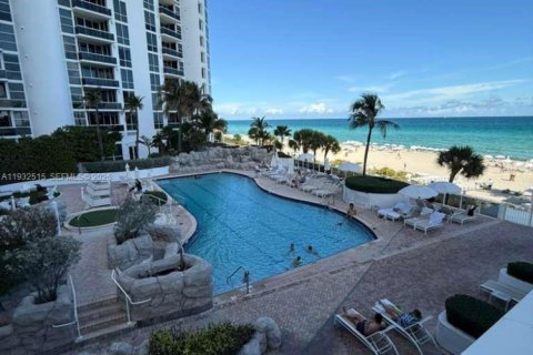 Condo in Sunny Isles Beach, Florida № 2088677 - photo 12