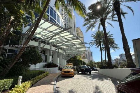 Condo in Sunny Isles Beach, Florida № 2088677 - photo 3
