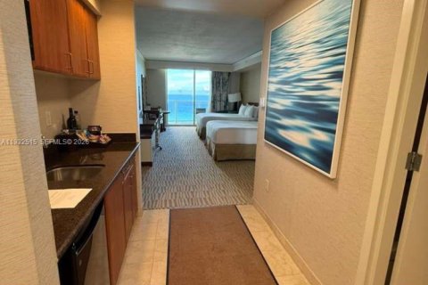 Condo in Sunny Isles Beach, Florida № 2088677 - photo 19