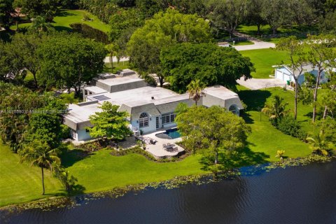 Villa ou maison à vendre à Davie, Floride: 5 chambres, 474.64 m2 № 1922946 - photo 1