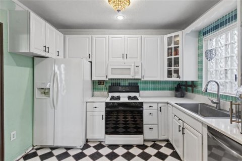 House in Lake Wales, Florida 2 bedrooms, 151.99 sq.m. № 2425508 - photo 3