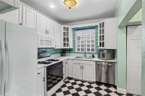 House in Lake Wales, Florida 2 bedrooms, 151.99 sq.m. № 2425508 - photo 6