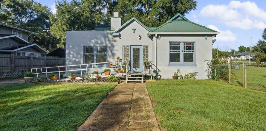House in Lake Wales, Florida 2 bedrooms, 151.99 sq.m. № 2425508