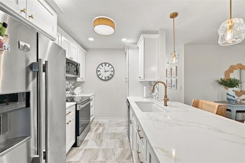 Condo in Sun City Center, Florida, 2 bedrooms  № 2395897 - photo 14