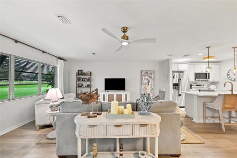 Condo in Sun City Center, Florida, 2 bedrooms  № 2395897 - photo 8