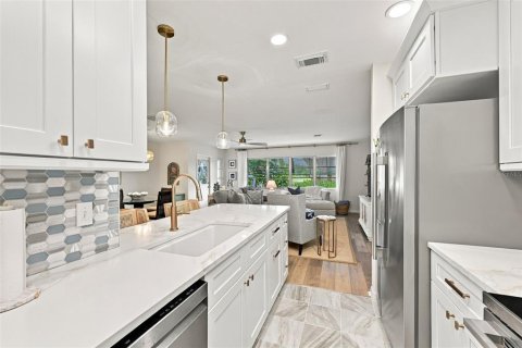 Condo in Sun City Center, Florida, 2 bedrooms  № 2395897 - photo 18