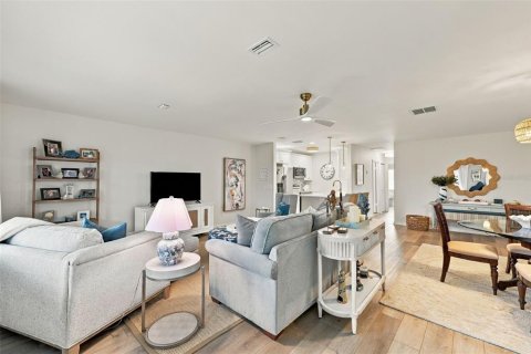 Condo in Sun City Center, Florida, 2 bedrooms  № 2395897 - photo 9