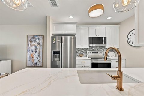 Condo in Sun City Center, Florida, 2 bedrooms  № 2395897 - photo 17