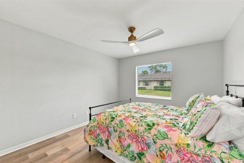 Condo in Sun City Center, Florida, 2 bedrooms  № 2395897 - photo 23