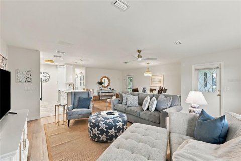 Condo in Sun City Center, Florida, 2 bedrooms  № 2395897 - photo 13