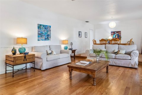 Casa en alquiler en Pinecrest, Florida, 4 dormitorios, 227.24 m2 № 1938094 - foto 3