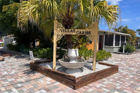 Commercial property in Sarasota, Florida 6 bedrooms, 274.8 sq.m. № 2364779
