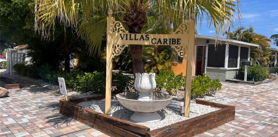 Commercial property in Sarasota, Florida 6 bedrooms, 274.8 sq.m. № 2364779