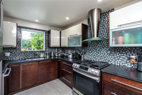 House in Miami, Florida 3 bedrooms, 235.79 sq.m. № 2034133 - photo 17