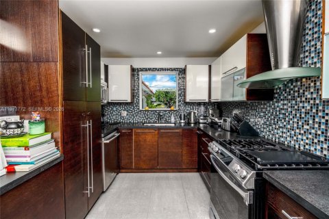 House in Miami, Florida 3 bedrooms, 235.79 sq.m. № 2034133 - photo 18