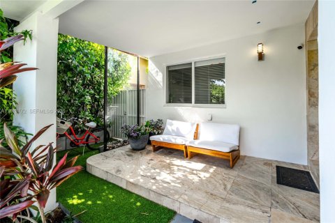 House in Miami, Florida 3 bedrooms, 235.79 sq.m. № 2034133 - photo 5