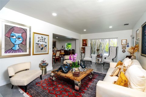 House in Miami, Florida 3 bedrooms, 235.79 sq.m. № 2034133 - photo 12