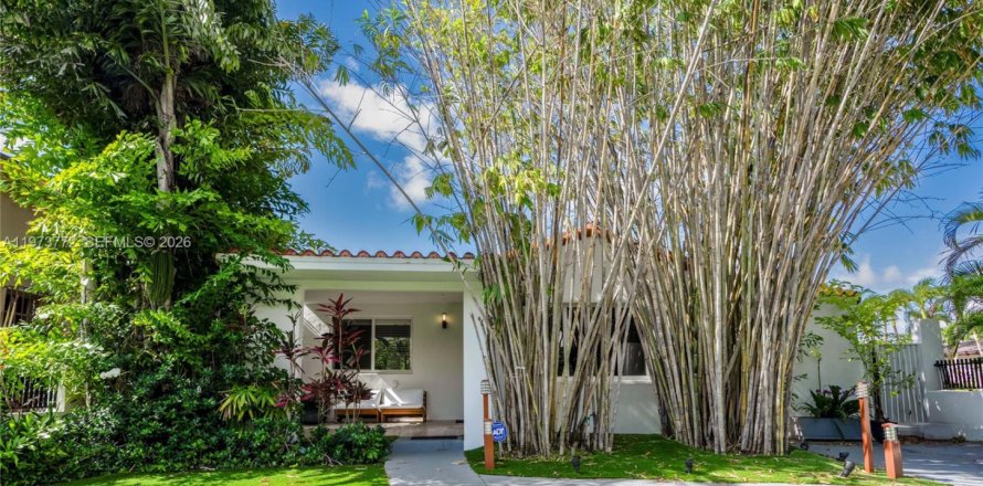 House in Miami, Florida 3 bedrooms, 235.79 sq.m. № 2034133