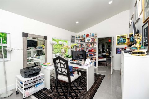 House in Miami, Florida 3 bedrooms, 235.79 sq.m. № 2034133 - photo 26