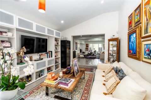 House in Miami, Florida 3 bedrooms, 235.79 sq.m. № 2034133 - photo 25