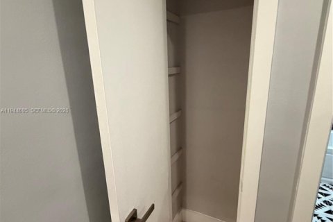 Villa ou maison à louer à Miami, Floride: 4 chambres, 181.53 m2 № 2001343 - photo 17