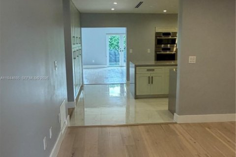 Villa ou maison à louer à Miami, Floride: 4 chambres, 181.53 m2 № 2001343 - photo 25