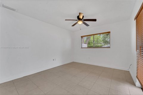 Touwnhouse à vendre à Miami, Floride: 2 chambres, 147.9 m2 № 1779102 - photo 8