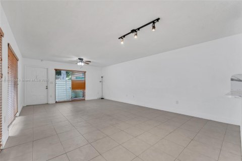Touwnhouse à vendre à Miami, Floride: 2 chambres, 147.9 m2 № 1779102 - photo 9