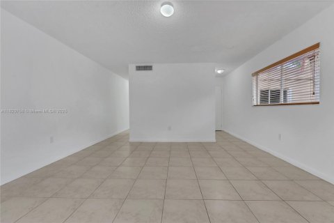 Touwnhouse à vendre à Miami, Floride: 2 chambres, 147.9 m2 № 1779102 - photo 11