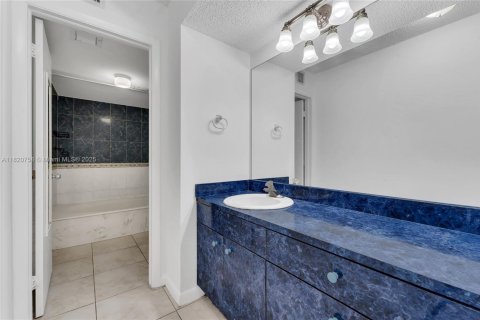 Touwnhouse à vendre à Miami, Floride: 2 chambres, 147.9 m2 № 1779102 - photo 15