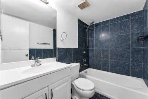 Touwnhouse à vendre à Miami, Floride: 2 chambres, 147.9 m2 № 1779102 - photo 16