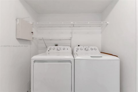 Touwnhouse à vendre à Miami, Floride: 2 chambres, 147.9 m2 № 1779102 - photo 17