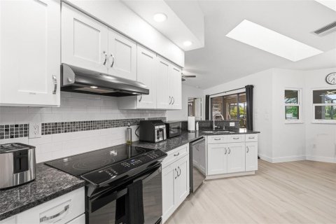 Villa ou maison à vendre à Port Charlotte, Floride: 4 chambres, 219.71 m2 № 2353371 - photo 9