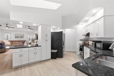 Villa ou maison à vendre à Port Charlotte, Floride: 4 chambres, 219.71 m2 № 2353371 - photo 6