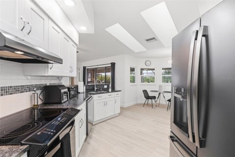 Villa ou maison à vendre à Port Charlotte, Floride: 4 chambres, 219.71 m2 № 2353371 - photo 8