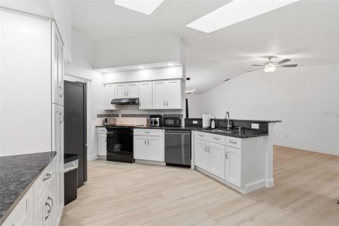 Villa ou maison à vendre à Port Charlotte, Floride: 4 chambres, 219.71 m2 № 2353371 - photo 7