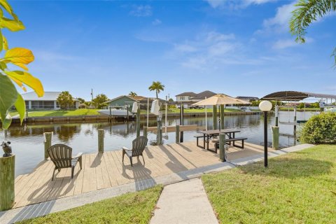 Villa ou maison à vendre à Port Charlotte, Floride: 4 chambres, 219.71 m2 № 2353371 - photo 3