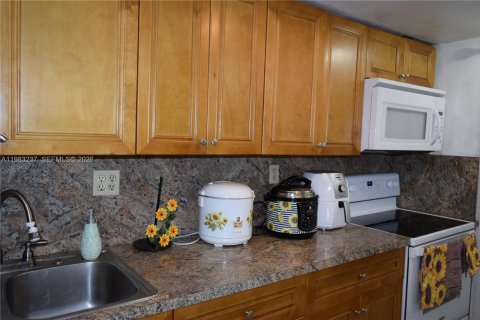 Condominio en venta en Hialeah, Florida, 2 dormitorios, 71.63 m2 № 2045450 - foto 8