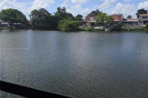 Condominio en Hialeah, Florida, 2 dormitorios  № 2045450
