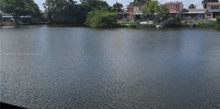 Condominio en Hialeah, Florida, 2 dormitorios  № 2045450