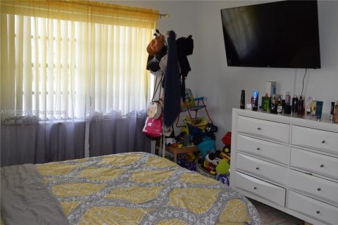 Condominio en venta en Hialeah, Florida, 2 dormitorios, 71.63 m2 № 2045450 - foto 3