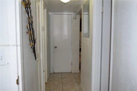 Condominio en venta en Hialeah, Florida, 2 dormitorios, 71.63 m2 № 2045450 - foto 7