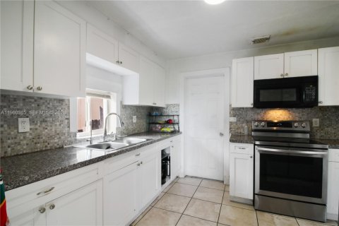 Villa ou maison à vendre à Miami, Floride: 3 chambres, 121.7 m2 № 2024594 - photo 15