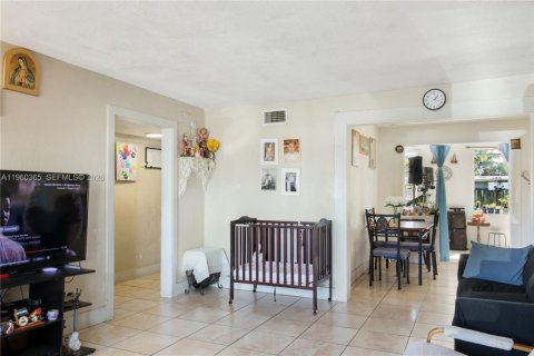 Villa ou maison à vendre à Miami, Floride: 3 chambres, 121.7 m2 № 2024594 - photo 3