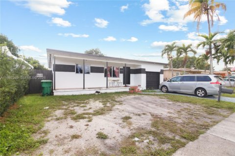Villa ou maison à vendre à Miami, Floride: 3 chambres, 121.7 m2 № 2024594 - photo 2